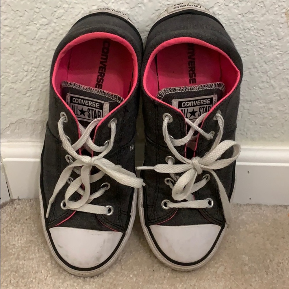 chuck taylor gray converse with pink outlining